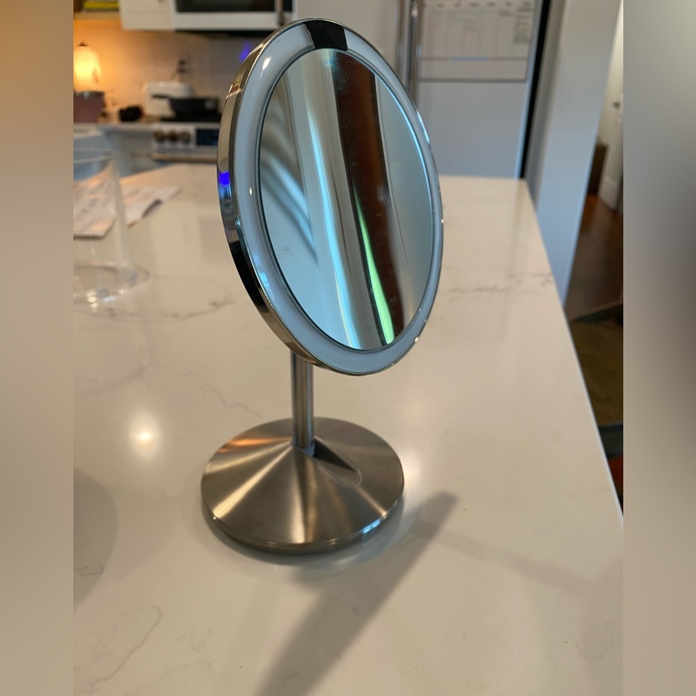 Simple human 10xs mirror (5”x12”) with travel case and charger